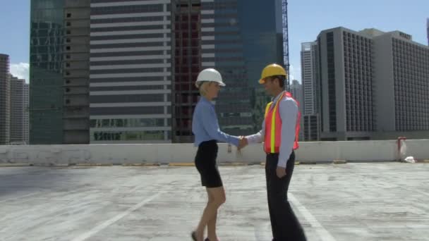 Construction workers meet and shake hands — Stock Video