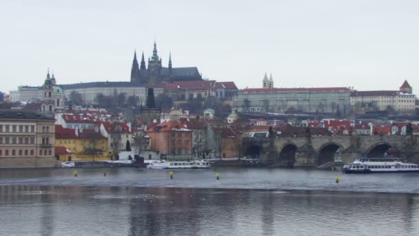 Boten op rivier in Praag — Stockvideo