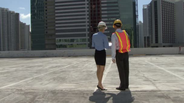 Trabajadores de la construcción en un sitio — Vídeos de Stock