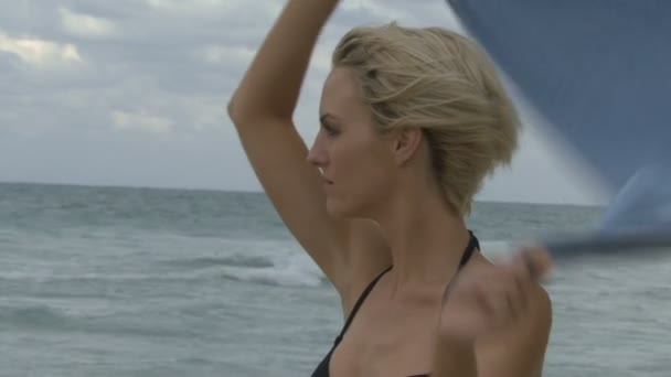 여성 해변에서 수건을 배치 — 비디오