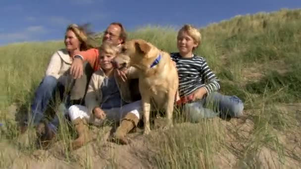 Семейный портрет в дюнах — стоковое видео
