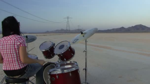 Feminino tocando bateria — Vídeo de Stock