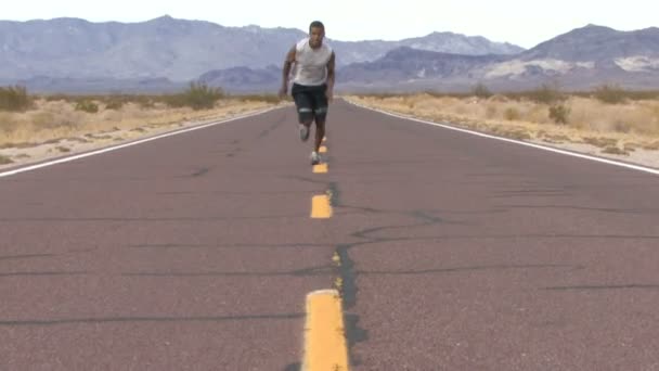 道路に沿って実行している男性 — ストック動画