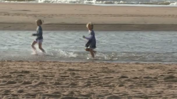 Enfants courant sur la plage — Video