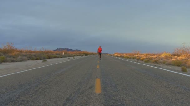Correndo ao longo da estrada — Vídeo de Stock