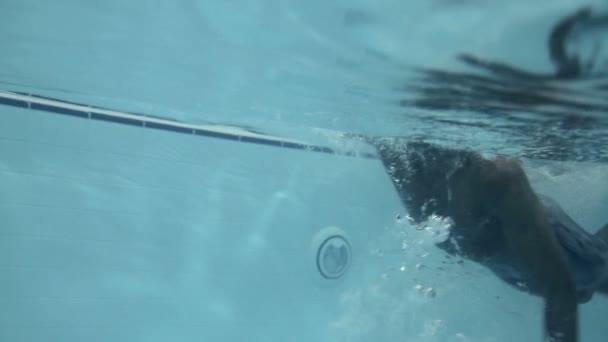 Masculino nadando en piscina — Vídeo de stock