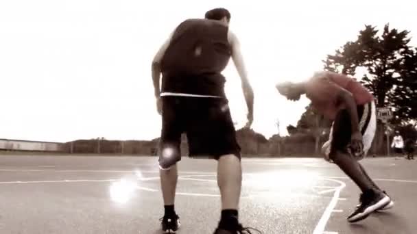 Férfi kosárlabda játékosok cselezés — Stock videók