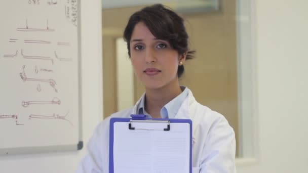 Laboratuvarda kadın bilim adamı — Stok video