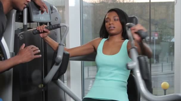 Mujer y entrenador en el gimnasio — Vídeos de Stock