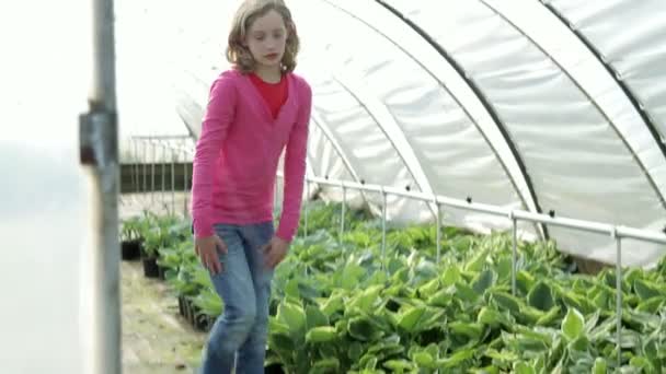 孩子看着植物 — 图库视频影像