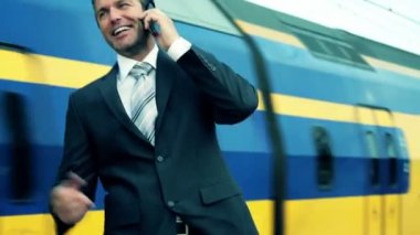 Tren istasyonundaki iş adamı.