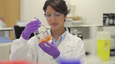 Bilim adamı sıvı arıyorsunuz