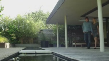 Evin önünde yürüme Çift