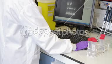 Laboratuvarda kadın bilim adamı