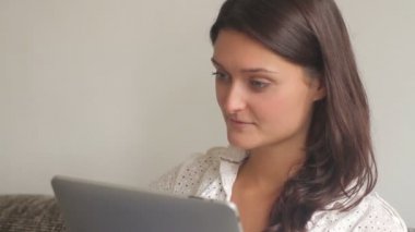 Erkek dijital tablet üzerinde okuma