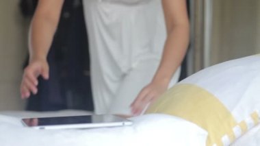 Erkek yatağa düşüyor