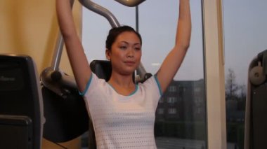 Spor salonunda egzersiz erkek