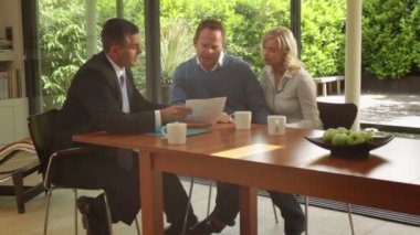 Dizüstü bilgisayar ile mali müşavir olan dişi