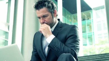 Dizüstü bilgisayarda çalışan iş adamı