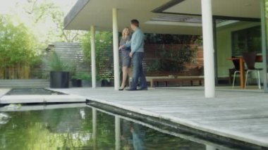 evin önünde kucaklayan Çift