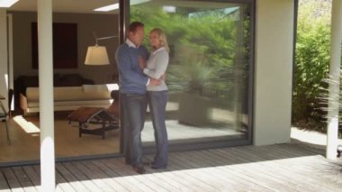 evin önünde duran Çift