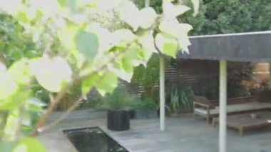 Bahçe ve çağdaş evin oturma odasında