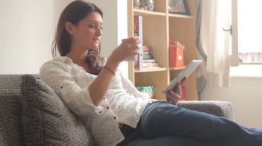 Erkek dijital tablet üzerinde okuma
