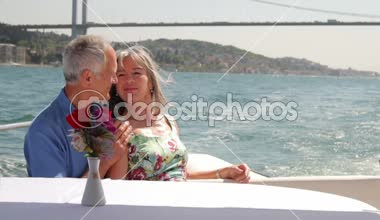 Üst düzey çift bir yatta kucaklayan