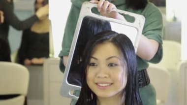 Saç kesimi olan kadın.