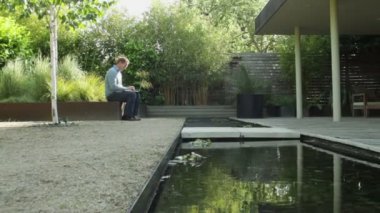 dizüstü bilgisayarda çalışan erkek