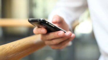 Cep telefonu vasiyetle üzerinde çalışma Businesssman