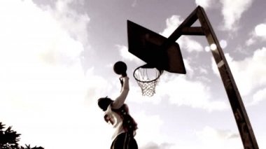 Sepet içinde basketbol dunking oyuncular
