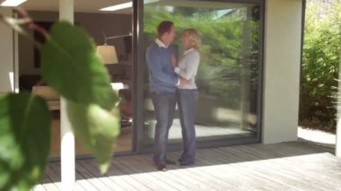 evin önünde duran Çift