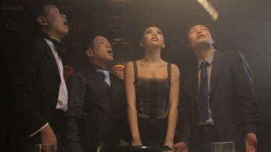 Aşağı düşen para bakarak grup