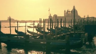 Gün batımında demirli gondol