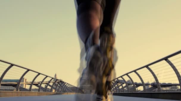 Posições iniciais masculinas na ponte do milênio — Vídeo de Stock