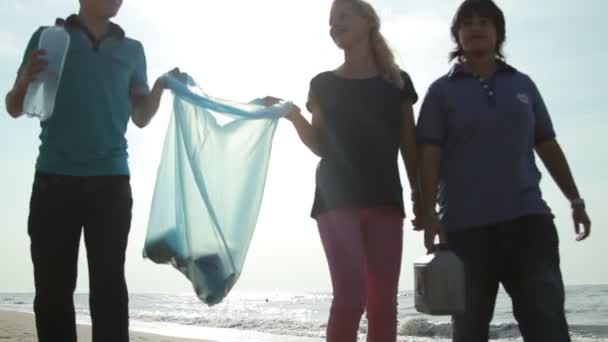Nettoyage volontaire des adolescents — Video