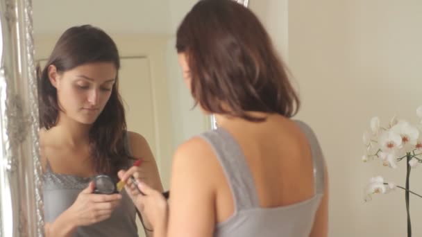 Mujer aplicando maquillaje — Vídeos de Stock