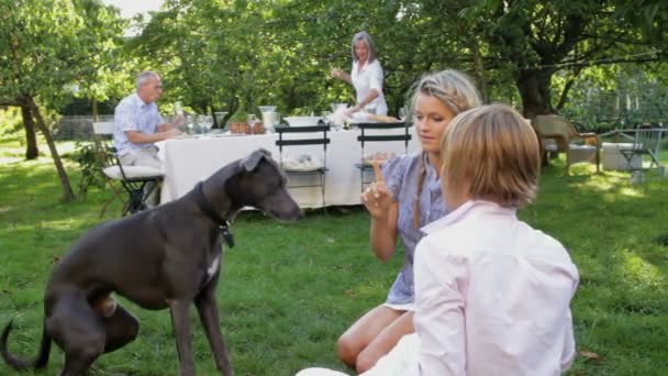 Kinder im Garten spielen mit Hund — Stockvideo