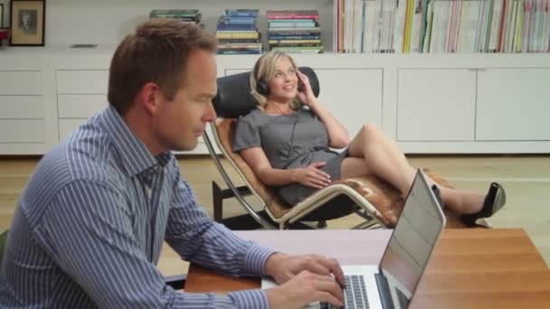 Mann arbeitet am Laptop — Stockvideo