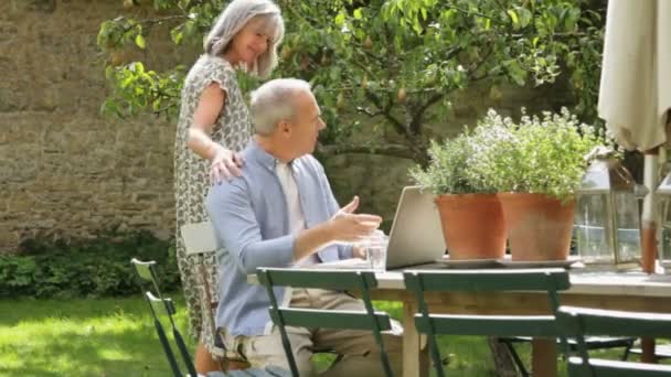 Casal olhando para o computador portátil — Vídeo de Stock