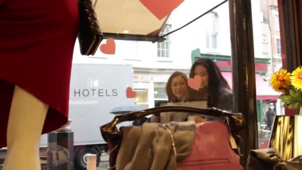 Жінки, які дивляться на дисплей вікна — стокове відео