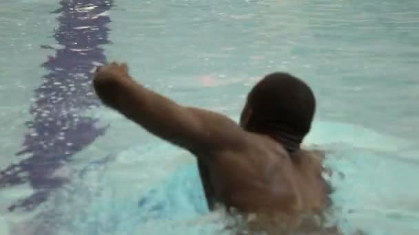 男性在游泳池里游泳 — 图库视频影像