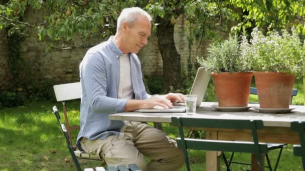 Male working on laptop computer — Stock Video