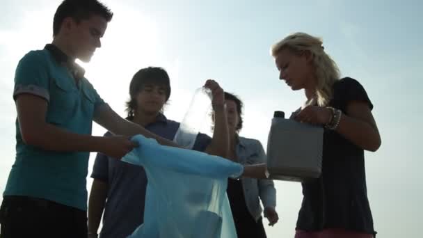 Teenagers cleaning beach — Stock Video