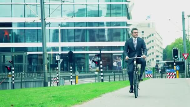 Empresario de ciclismo a la oficina — Vídeos de Stock