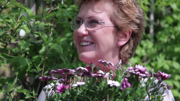 Жінки з квітами — стокове відео