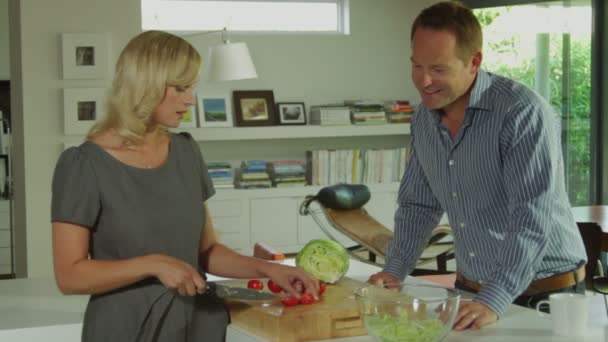 Couple preparing salad — Stock Video