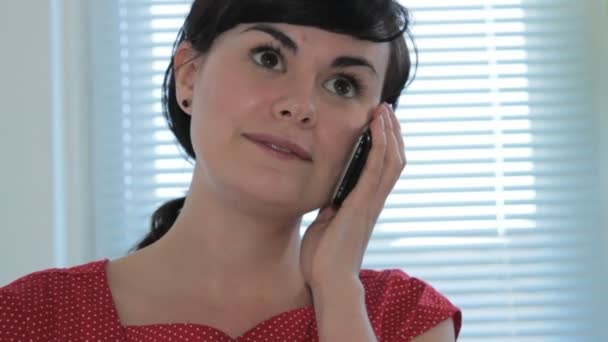 Frauen kaufen am Telefon — Stockvideo