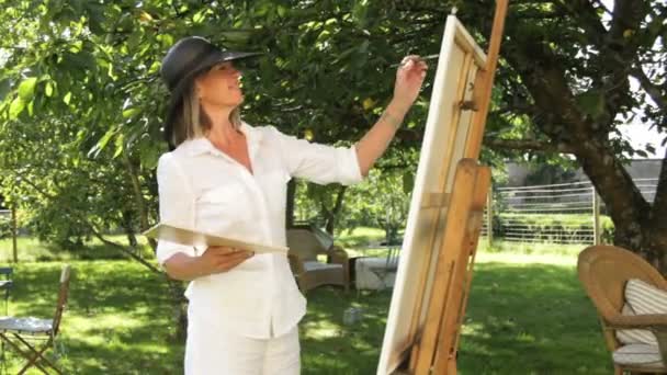 Peinture féminine dans le jardin — Video